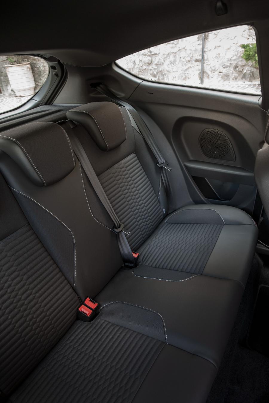 Интерьер Ford Fiesta ST200 2016 года  (фото 13 из 36)